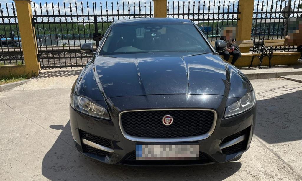 O româncă și-a cumpărat un autoturism de lux în Marea Britanie, în leasing, dar nu a mai plătit ratele. Ce a pățit, când a venit cu mașina în țară