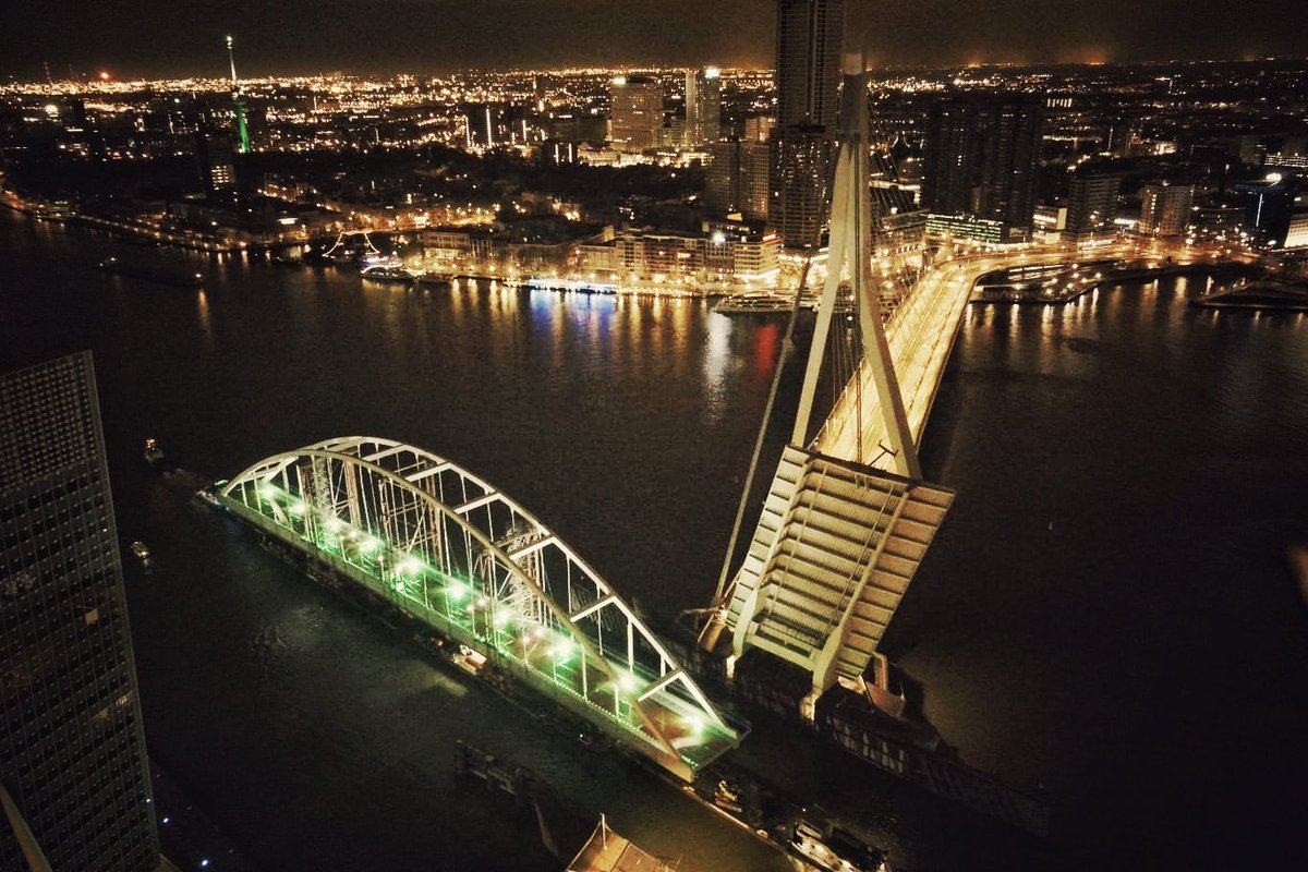 Un pod de 200 de metri lungime a fost mutat prin Rotterdam de-a lungul râului