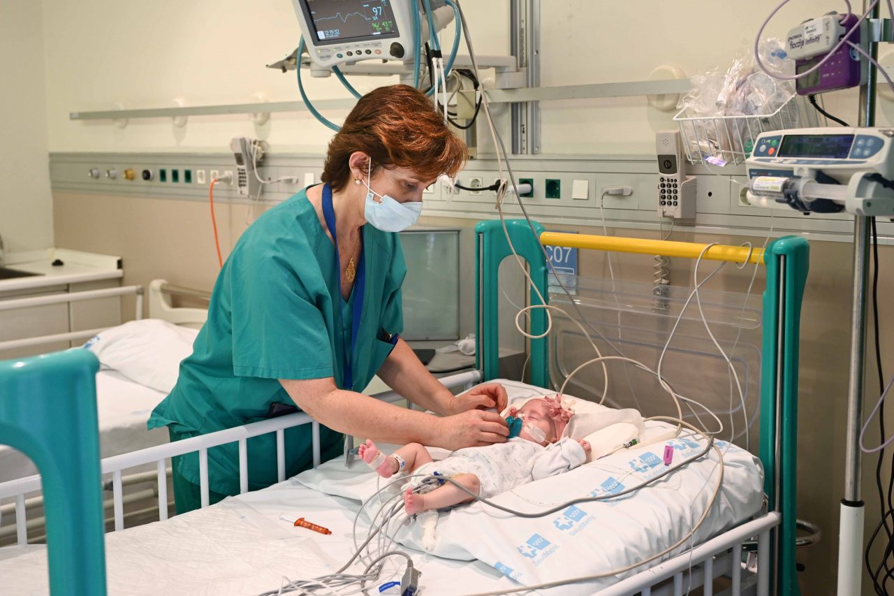 Premieră medicală. Un bebeluș a primit o inimă nouă. Transplantul a fost făcut la un spital din Spania și a durat 12 ore (GALERIE FOTO)