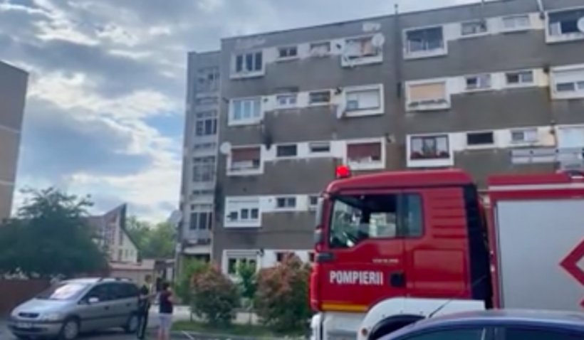 Explozie într-un bloc din Bihor: După evacuarea apartamentelor, pompierii au găsit un cadavru în descompunere