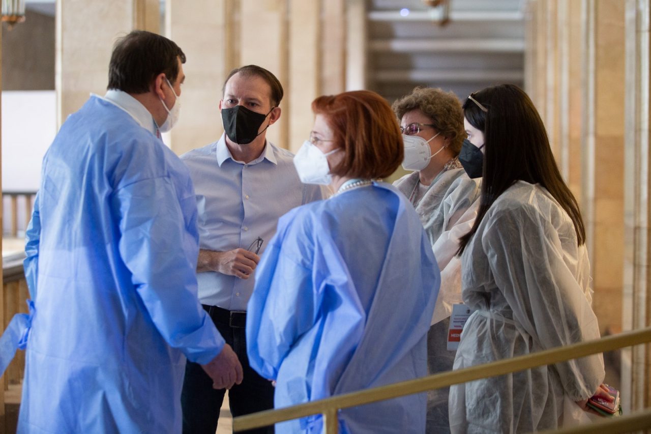 Maraton de vaccinare în București. Premierul Florin Cîțu, la centrul de la Sala Palatului: „România este pe drumul cel bun și este mai aproape de normalitate” (FOTO-VIDEO)