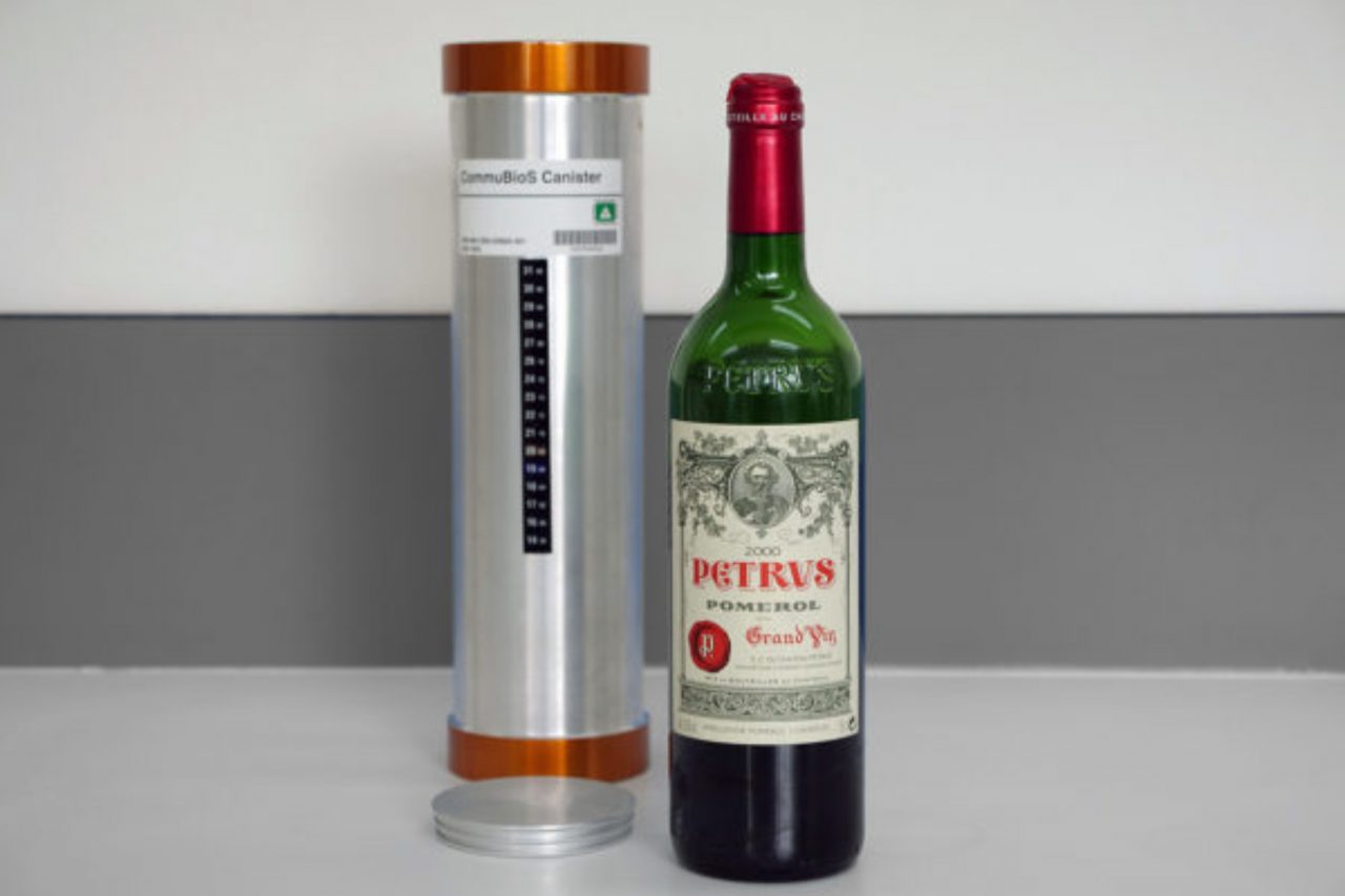 O sticlă de vin care a stat mai bine de un an în spațiu ar urma să fie vândută cu 1 milion de dolari