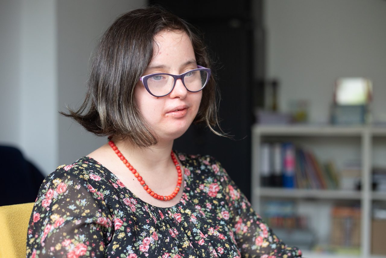 Povestea fericită a Oanei, prima tânără cu sindrom Down angajată la Ministerul Muncii: „Mă rog la Dumnezeu să-mi lumineze mintea”