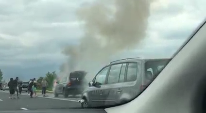 Trafic blocat pe A2, pe sensul către Constanța, după ce o mașină a luat foc în zona Fundulea (VIDEO)