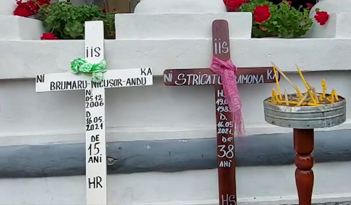 Mama și fiul său de 15 ani, uciși de concubinul femeii în curtea unei biserici din Argeș, au fost înmormântați (VIDEO)