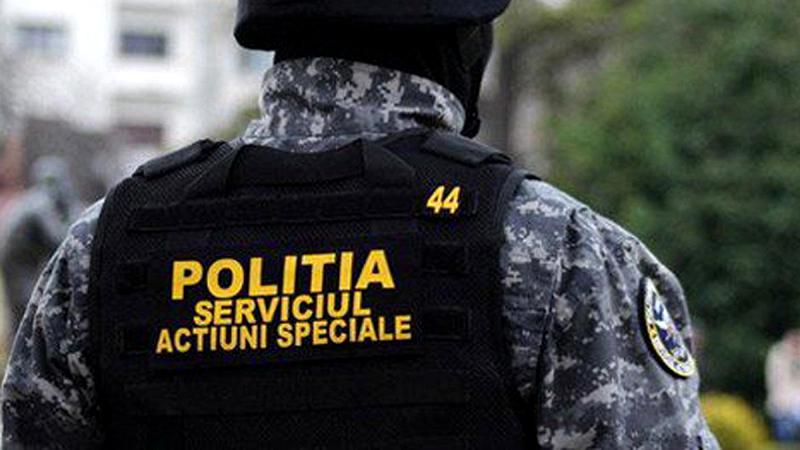 Copil sechestrat de mamă, într-un apartament inundat, scos din casă de luptătorii SAS   