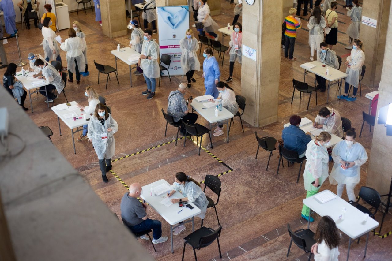 Maratonul vaccinării în București a început vineri. Trei zile și trei nopți de vaccinare non-stop, la Sala Palatului și Biblioteca Națională (FOTO-VIDEO)