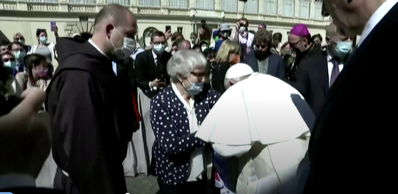 Papa Francisc a sărutat numărul tatuat pe umărul unei prizoniere de la Auschwitz
