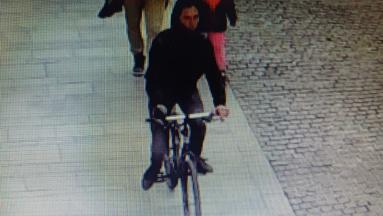 UPDATE – Biciclistul căutat de polițiști, după ce a lovit o fetiță de 2 ani în Sibiu și apoi a fugit, s-a predat. Victima a ajuns la spital