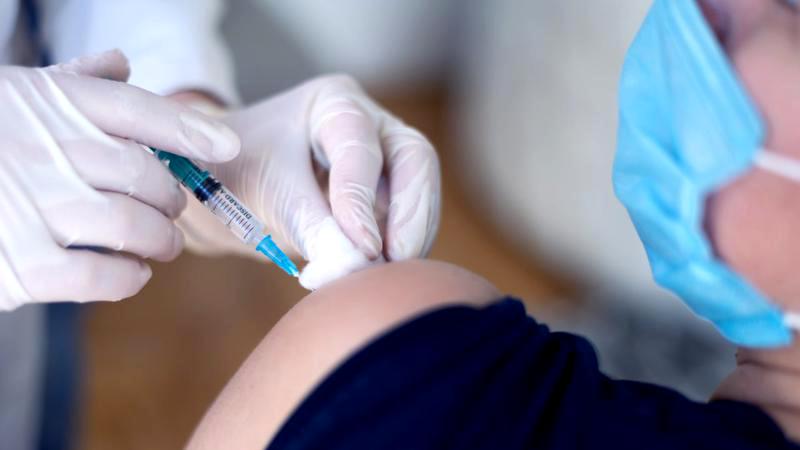 Cozi la vaccinare, la Sala Palatului. Cinci persoane s-au vaccinat pe minut, în ultimele 24 de ore