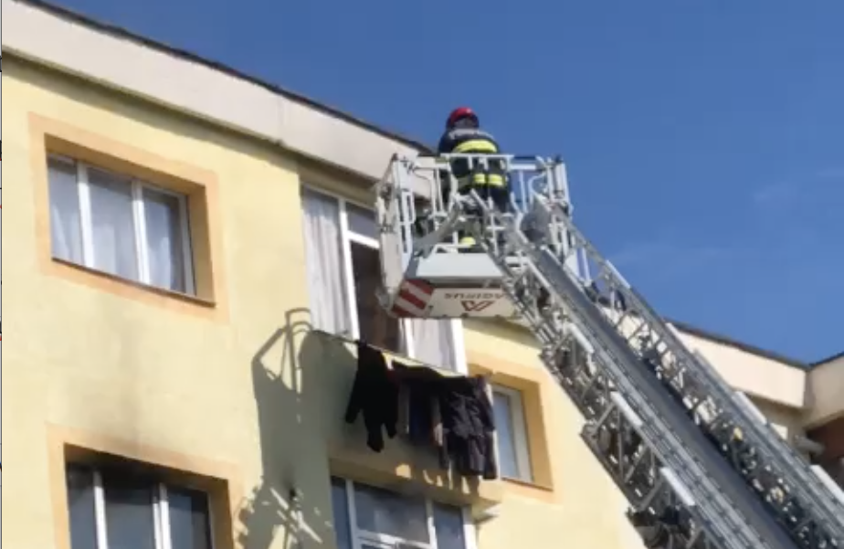 VIDEO. O mamă cu doi copii, salvați cu scara pompierilor, după ce un incendiu a cuprins un bloc din Pitești