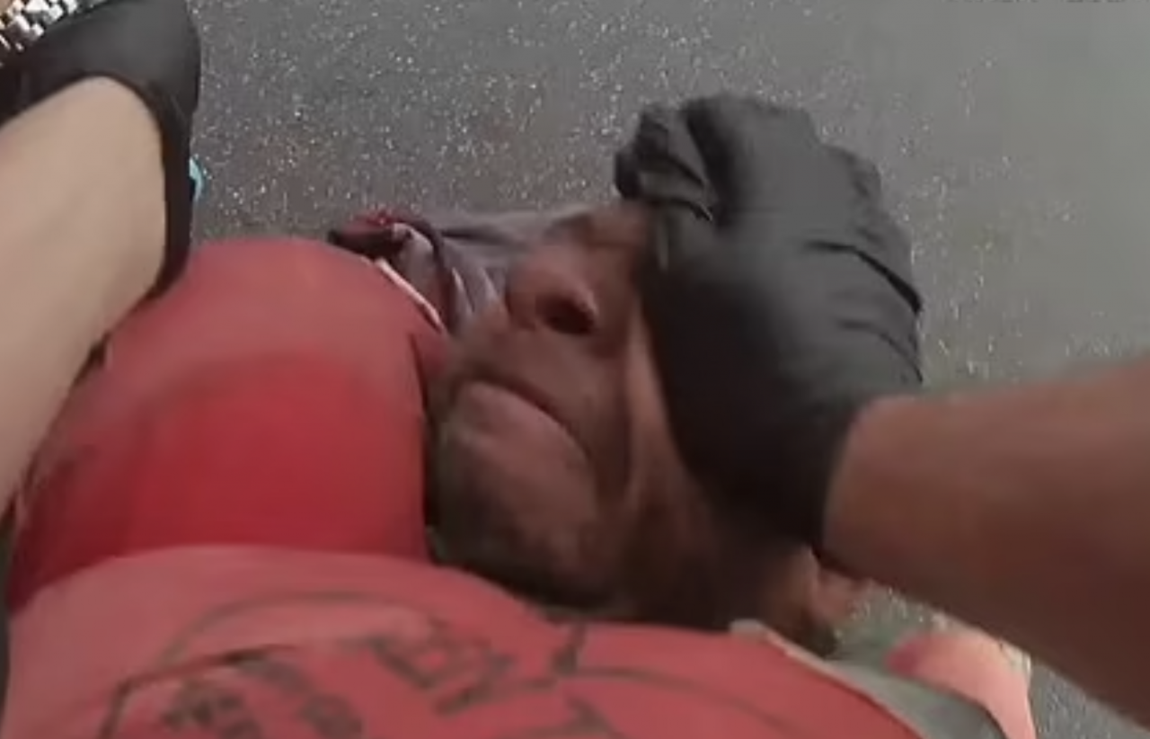 Un polițist din San Diego a fost filmat în mod repetat lovindu-l cu pumnii pe un om fără adăpost. Care este motivul