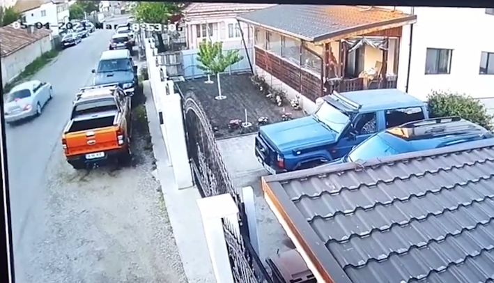 Urmărire ca-n filme într-o localitate din județul Buzău, surprinsă de camerele de supraveghere. De ce voia șoferul să scape de polițiști (VIDEO)