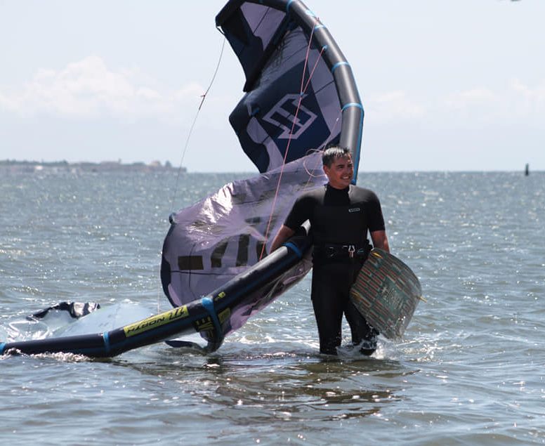 Cine este tânărul care a murit la Neptun, în timp ce făcea kitesurfing. Familia și prietenii sunt șocați de disparitția sa fulgerătoare