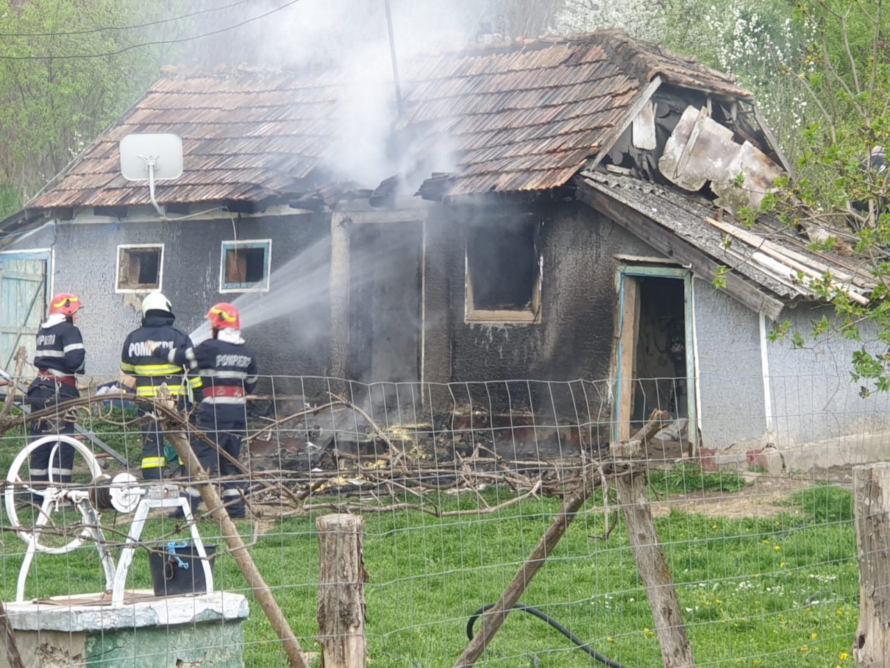După o ceartă cu soţia, un tânăr din Botoșani şi-a incendiat casa