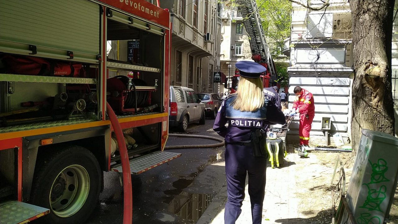 (FOTO-VIDEO) Un incendiu a izbucnit în Sectorul 1 al Capitalei. Bărbatul care locuia în apartament a fost imobilizat de polițiști