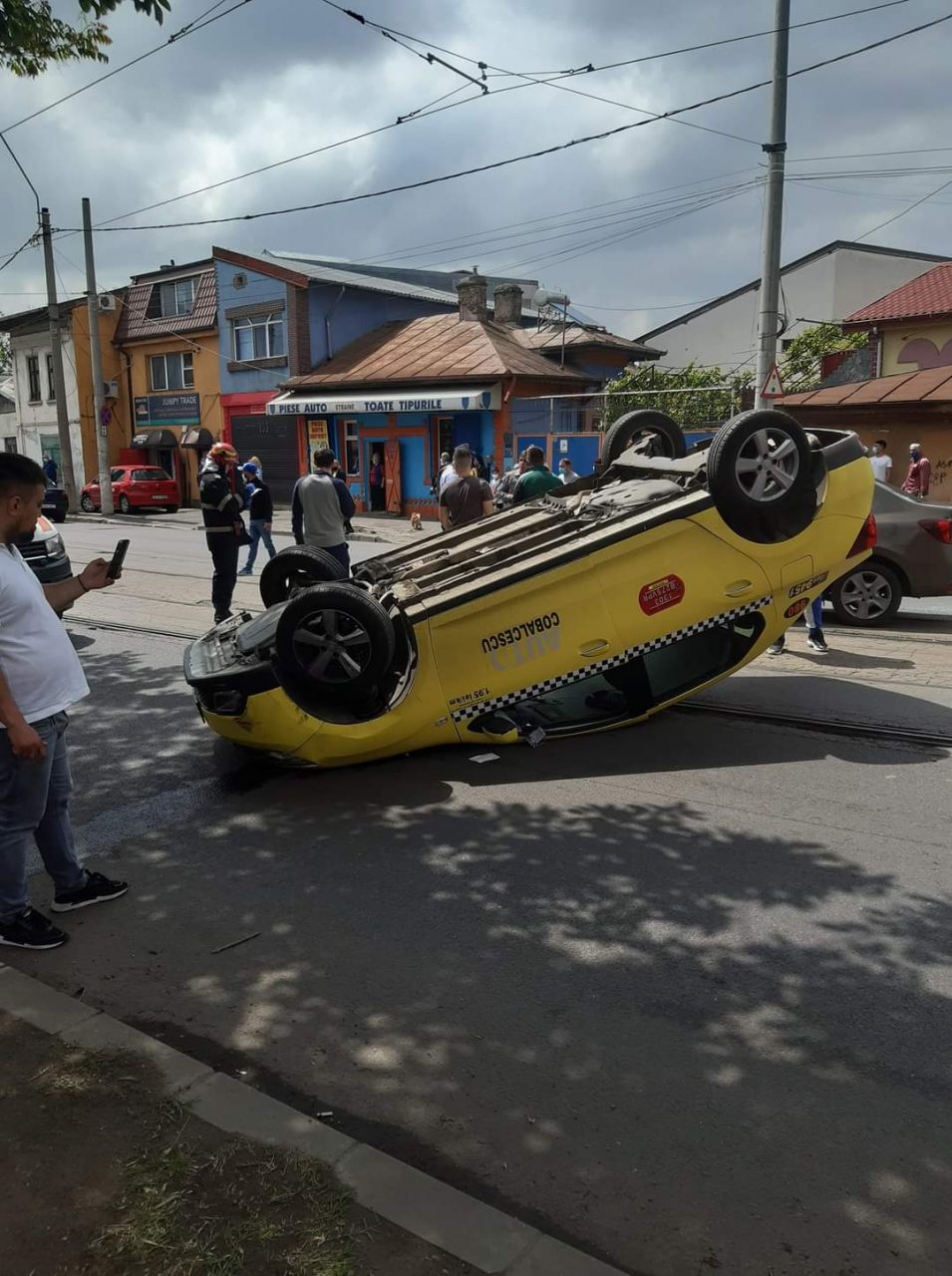 Accident în Capitală. Un taxi s-a răsturnat – FOTO