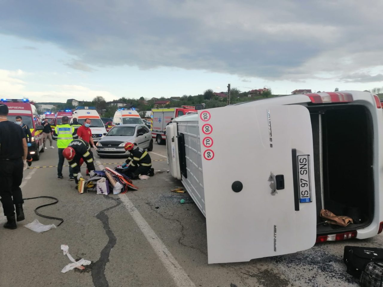 Accident grav în județul Iași: 13 persoane, inclusiv un minor, au ajuns la spital după o coliziune între un microbuz și un autotren – FOTO/VIDEO