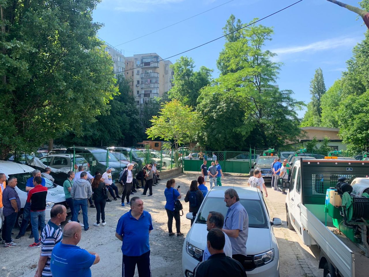 Angajații companiei care ar trebui să facă dezinsecția în București protestează: „Avem de toate, și oameni și utilaje, banii lipsesc”