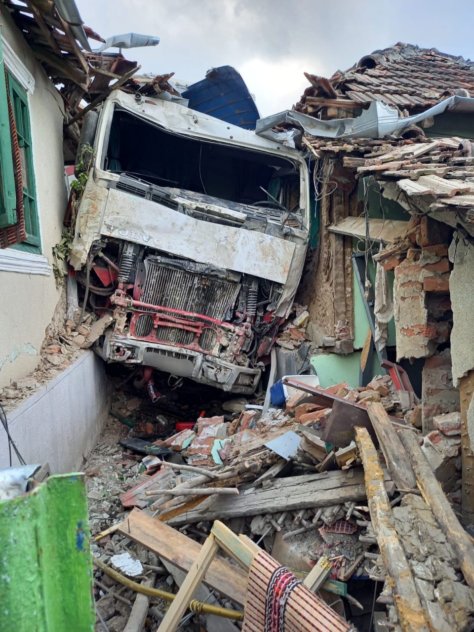 Incident în Mehedinți. Un TIR a părăsit șoseaua și a intrat într-o casă (GALERIE FOTO)