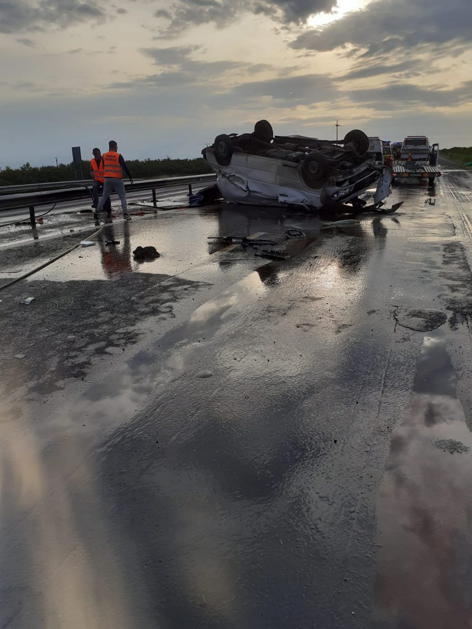Accident grav pe Autostrada București – Pitești. Pericol de explozie după ce o dubă care transporta ulei uzat s-a răsturnat (FOTO&VIDEO)