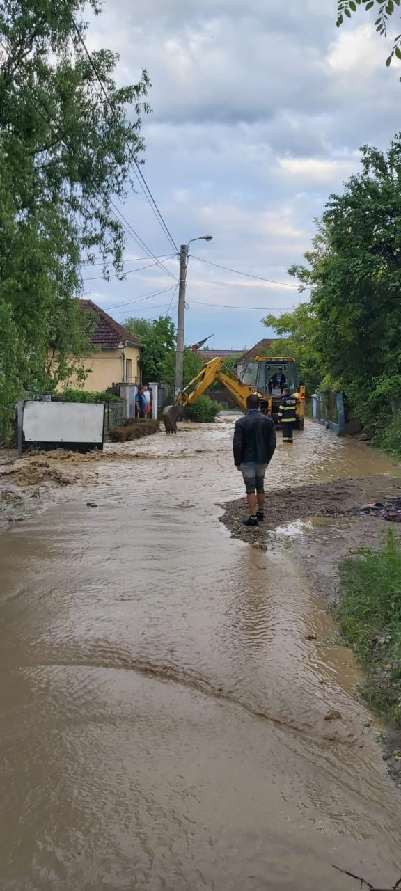 Mai multe curţi, inundate în Hopârta şi Aiud. INHGA a emis o atenționare cod galben de inundații, valabilă până sâmbătă, pentru râuri din județul Alba – FOTO&VIDEO