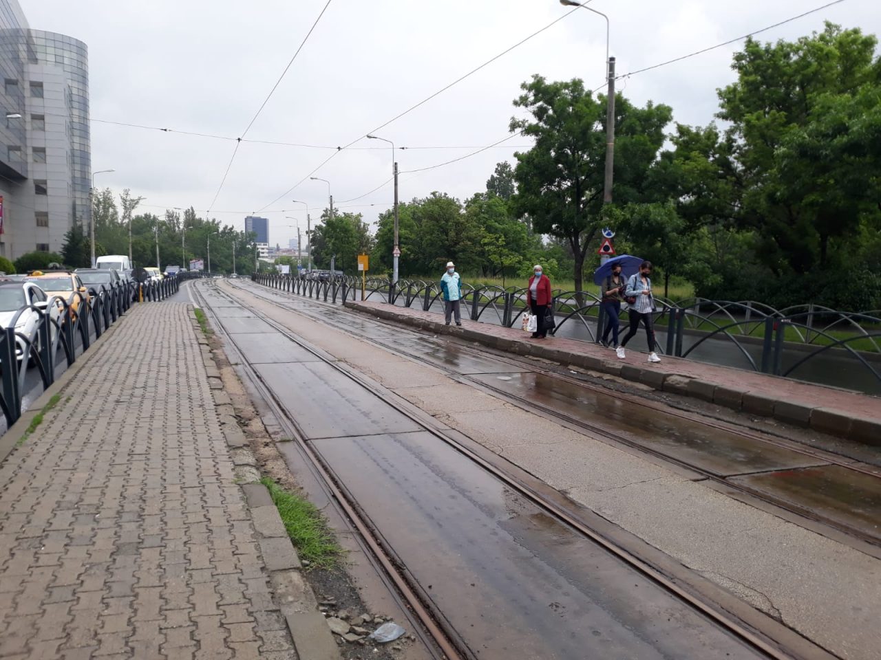 În așteptarea tramvaiului care nu mai vine. Nu toți călătorii au aflat că linia 1-10 din București a fost întreruptă la Apaca