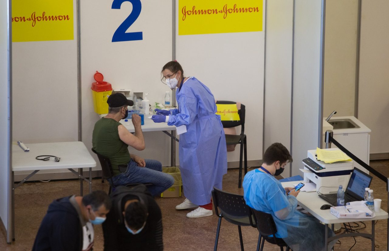 O tânără a parcurs 1.700 de kilometri pentru a se vaccina în București. Care este motivul