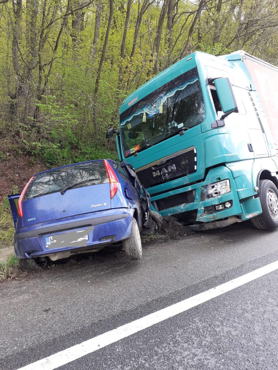 Un tânăr de 20 de ani a murit, după ce intrat cu mașina într-un TIR. Accidentul a avut loc pe DN1, în județul Cluj (FOTO-VIDEO)