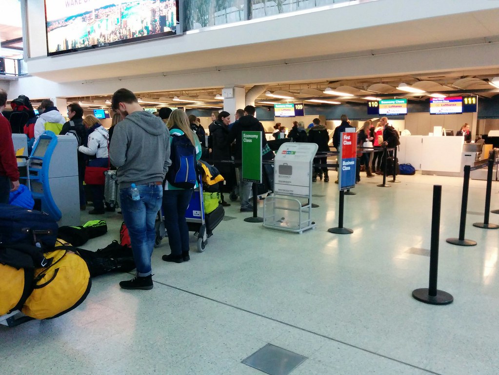 Apel disperat al românilor blocați de 48 de ore pe aeroporturi din Helsinki şi Paris. „Suntem ţinuţi ca într-o cuşcă”