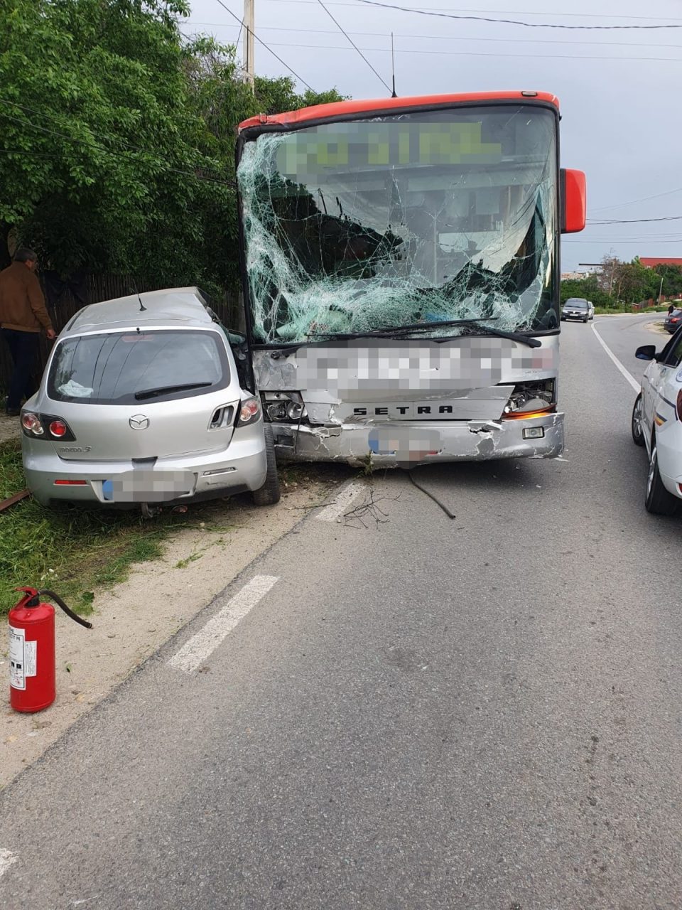 Accident rutier în Argeș. Un autobuz a lovit două maşini parcate. O persoană a fost rănită