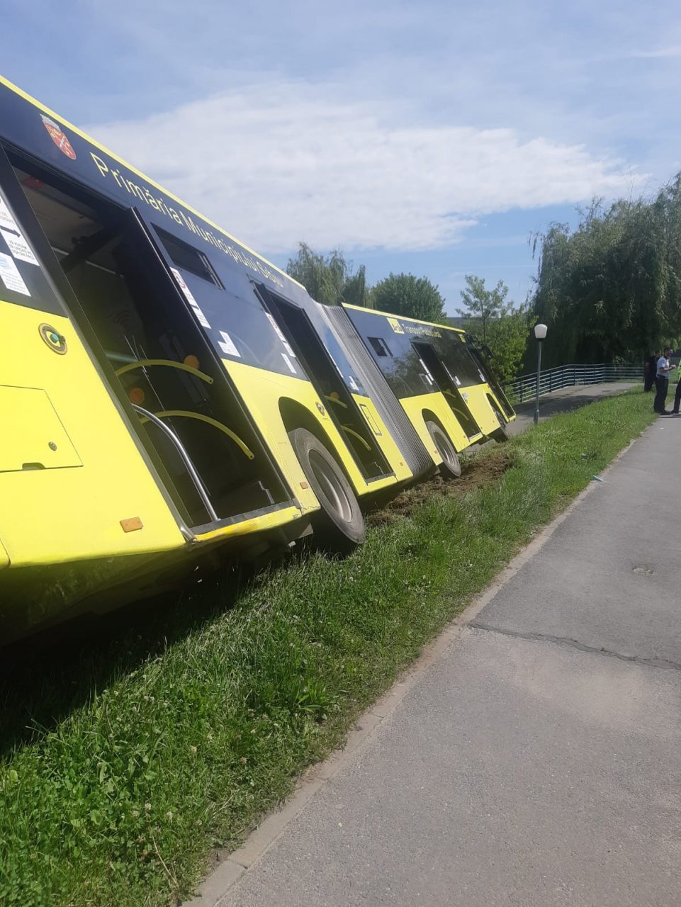 Un autobuz din Sibiu a fost la un pas să ajungă în râul Cibin, după ce șoferului i s-a făcut rău la volan (FOTO)