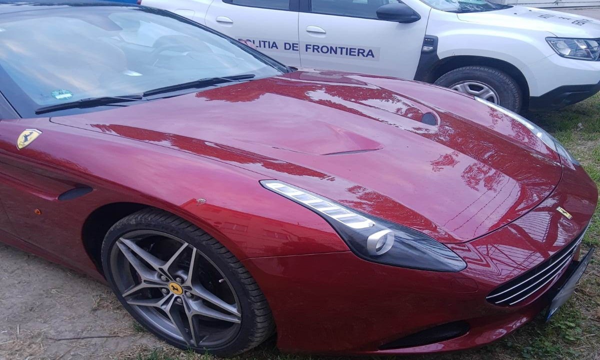 Un polițist din Caraș-Severin a ajuns la spital după ce a fost lovit de un bolid de lux