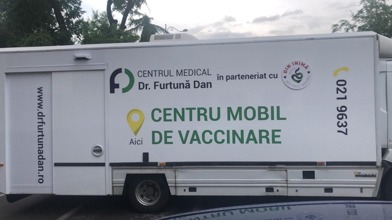 Primul Centru Mobil de Vaccinare din Bucureşti, în Piața Ferentari