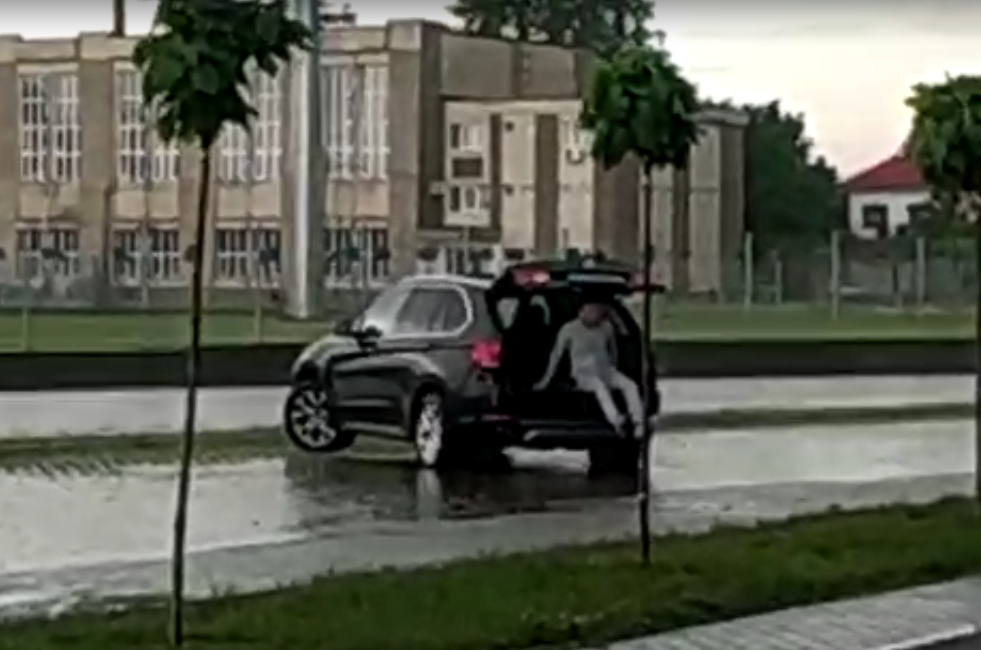 Consilierii locali din Craiova, căraţi în portbagaj din cauza ploii torenţiale