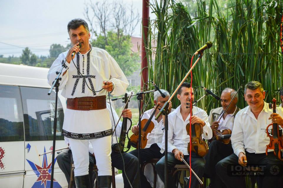 Solist de muzică populară, spulberat de o dubă în localitatea Horezu. Interpretul nu a avut nicio șansă să scape (VIDEO)