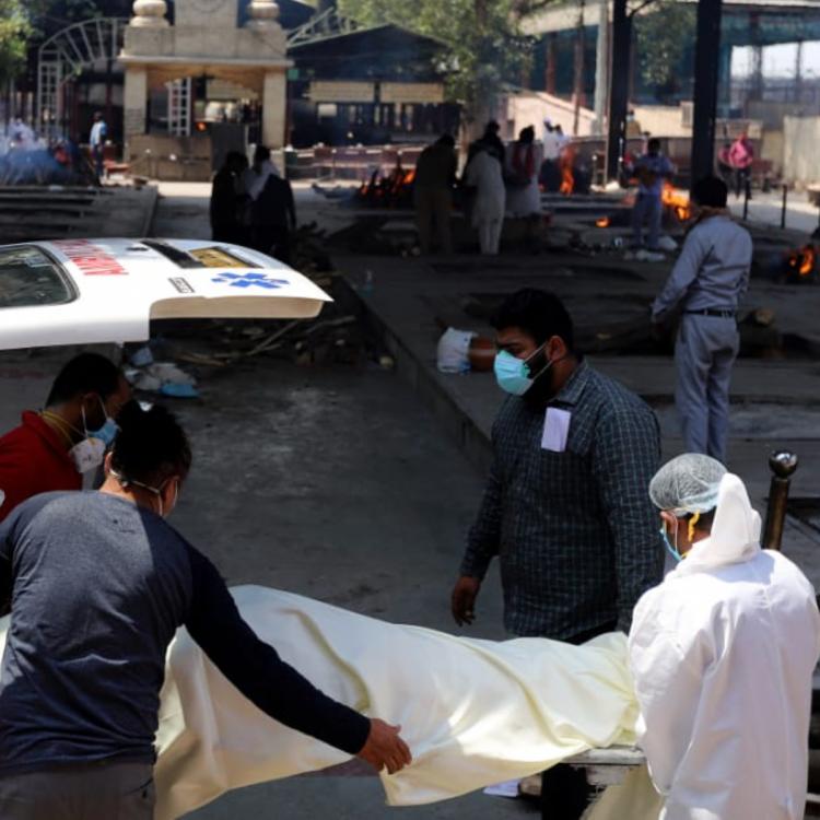 O femeie pozitivă cu coronavirus din India, despre care se crede că este moartă, s-a trezit cu câteva momente înainte de a fi incinerată