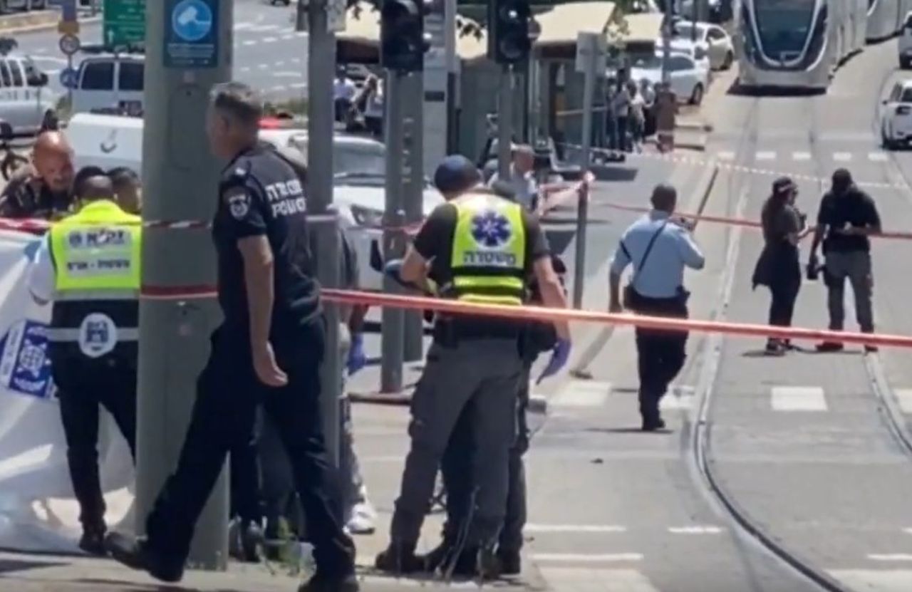 Atac sângeros lângă sediul Poliției din Ierusalim. Agresorul a fost împușcat de forțele de ordine (VIDEO)
