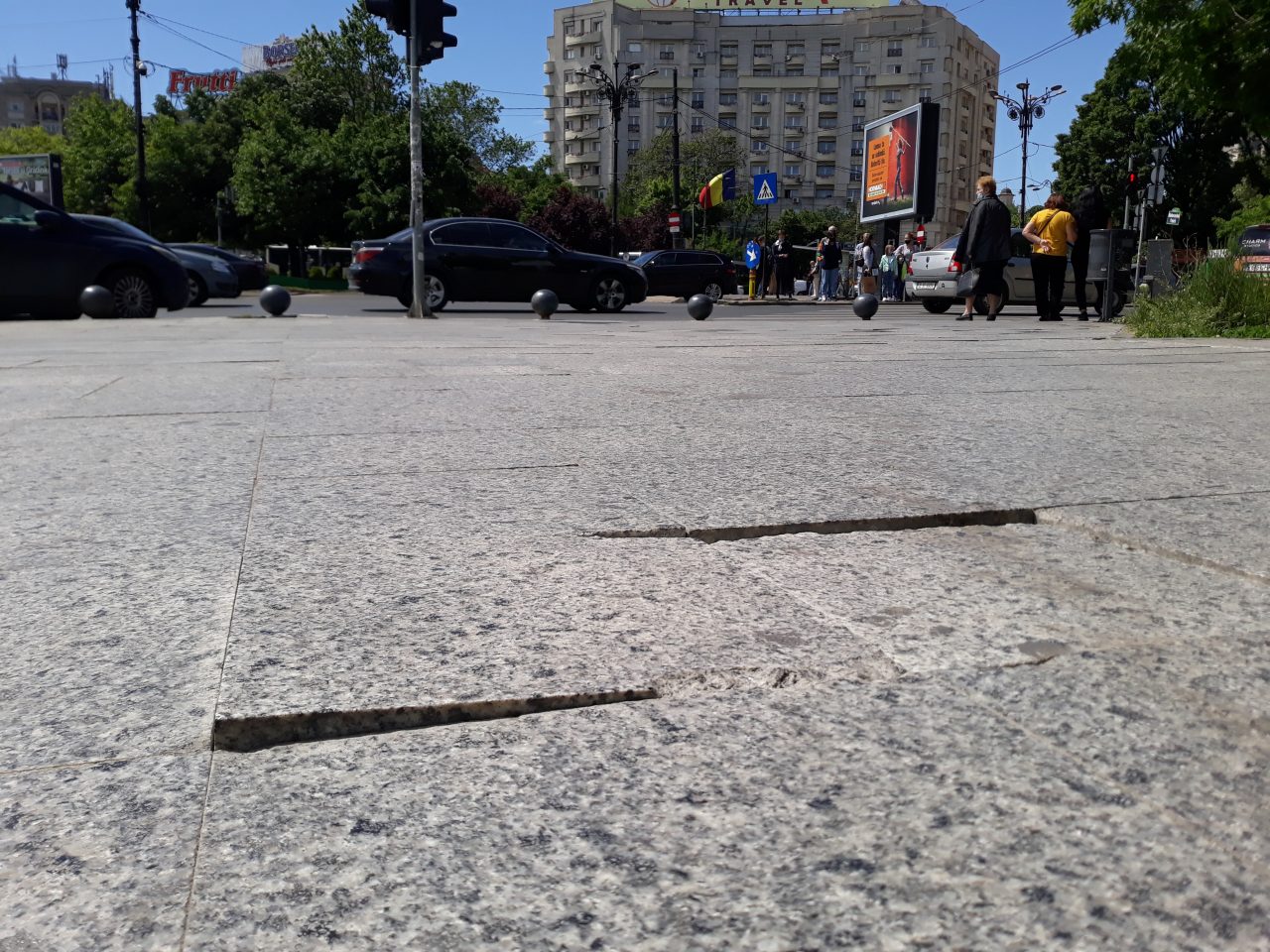 Lucrare făcută în bătaie de joc. La doi ani de la „reabilitare”, trecătorii se împiedică de plăcile montate pe trotuarul de la Piața Unirii | FOTO – VIDEO