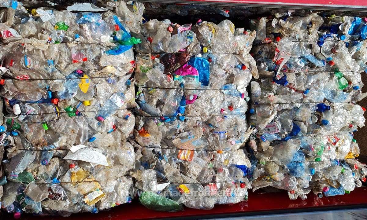 Zeci de percheziții pentru destructurarea unei grupări de reciclare fictivă a deșeurilor. 30 de persoane duse la audieri