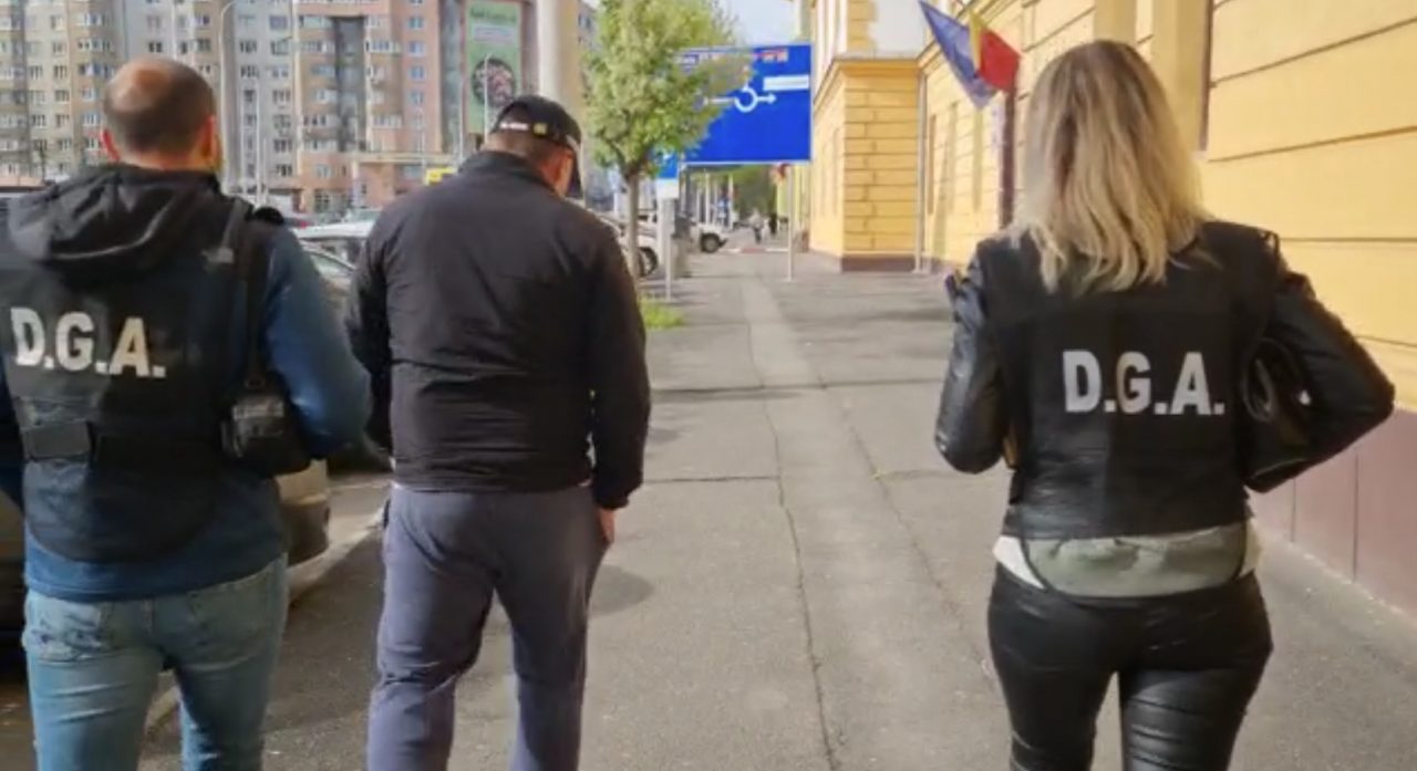 Dosar de corupție în Poliția Sibiu. 25 de polițiști suspectați că au luat mită. Anchetatorii ridică documente și calculatoare