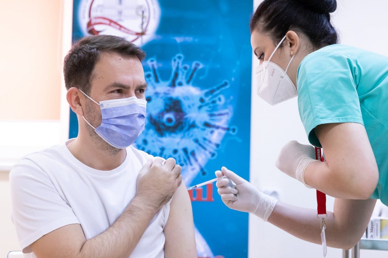 Ministrul Drulă, campanie pentru vaccinarea împotriva Covid-19