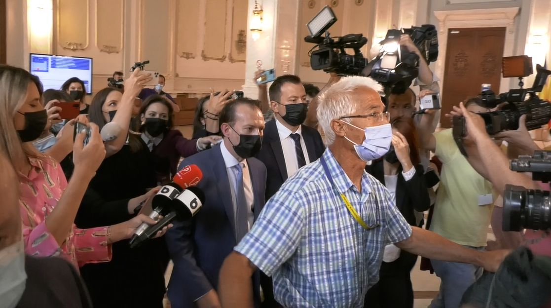 VIDEO. Ce nu s-a văzut la prezentarea PNRR în Parlament. Florin Cîțu, fugărit de jurnaliști pe holuri/Orban: „Nu putem trăi fără voi” (REPORTAJ)