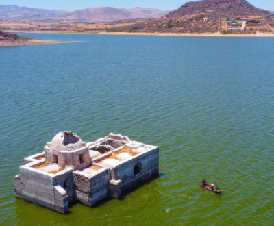 O biserică istorică mexicană a reieșit la suprafața apei unui lac după 40 de ani – FOTO