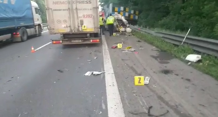 Imagini șocante de la locul accidentului în care a murit salvatorul montan din Pitești, în mașina strivită de un camion – VIDEO