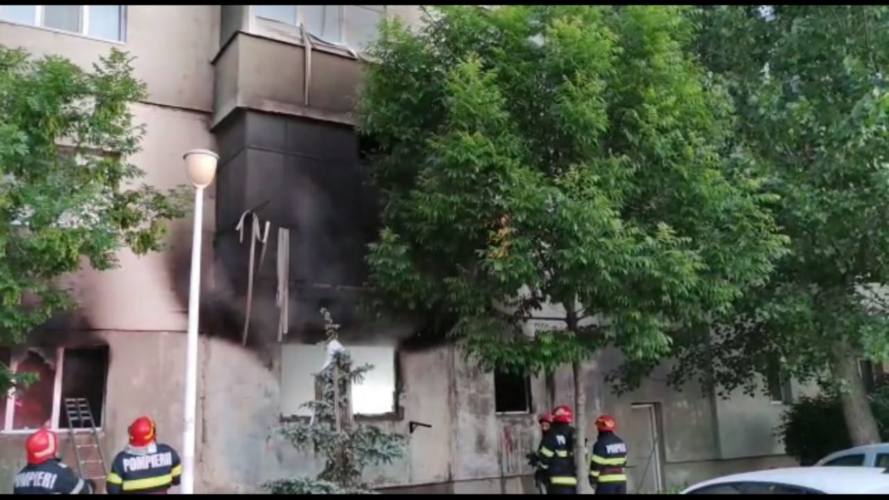 Incendiu puternic într-un bloc din Slatina. Locatarii au fost evacuați