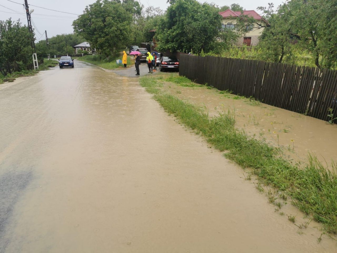 Bărbat surprins de viitură, în Prahova, găsit mort. Ploile au făcut și pagube materiale în județ, iar DN 1 a fost blocat de aluviuni