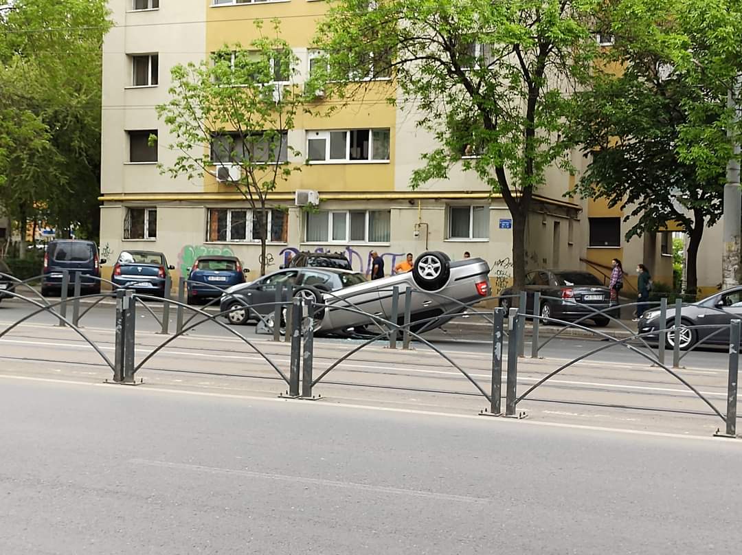 Mașină răsturnată pe Șoseaua Colentina, după impactul cu un alt autoturism. Traficul auto în zona accidentului a fost deviat (FOTO)