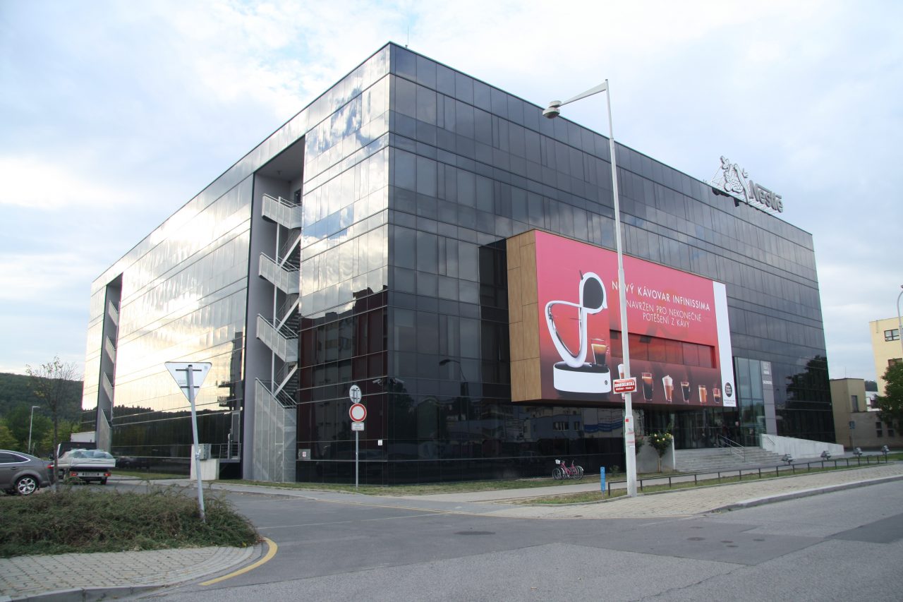 Nestle recunoaște că produsele sale nu sunt sănătoase. Tu știi cât zahăr conține o singură porție de Nesquik?