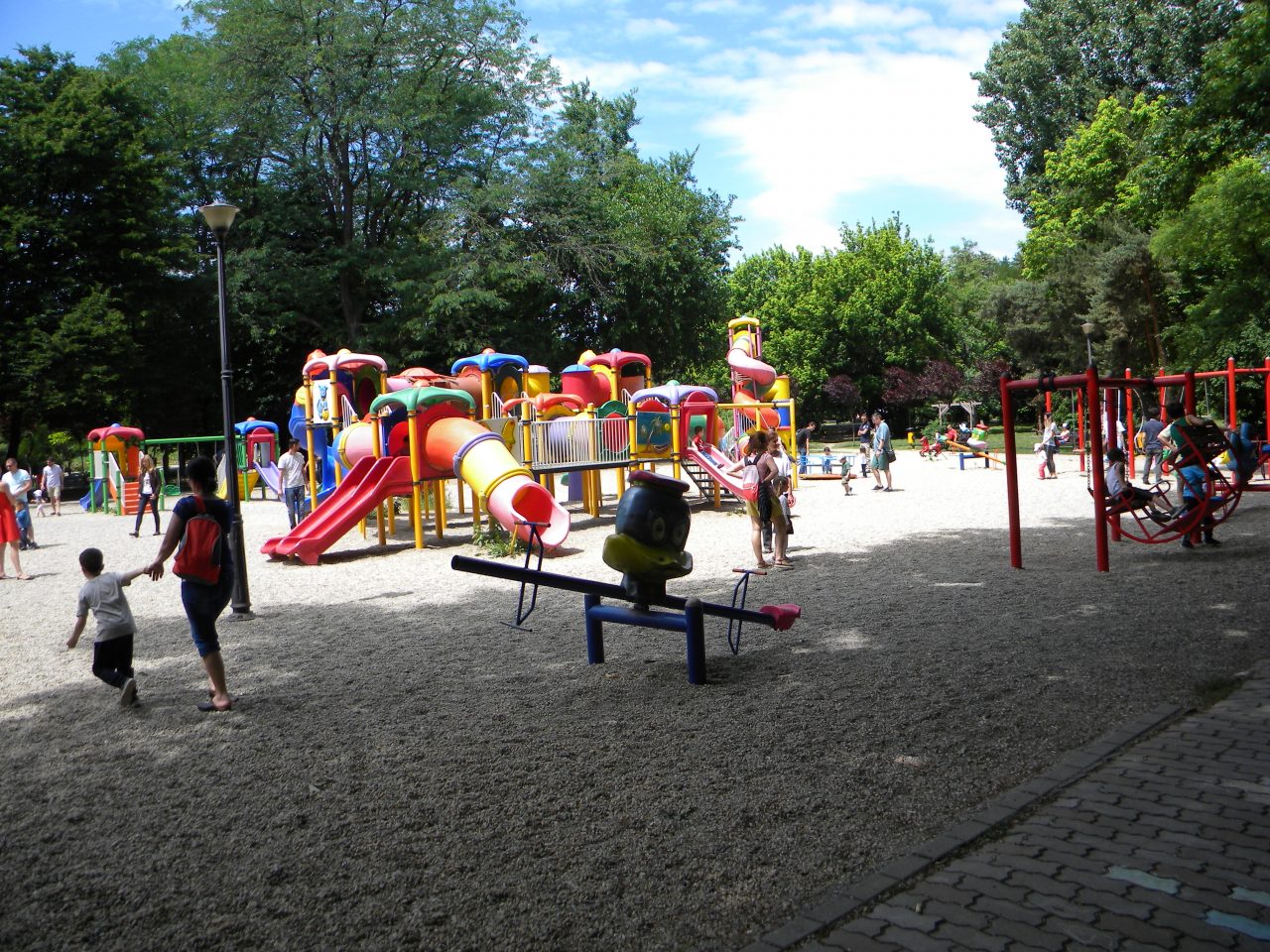 Amenințări cu pistolul într-un parc pentru copii din Brăila. Mai mulți părinți, luați la țintă de un bărbat beat